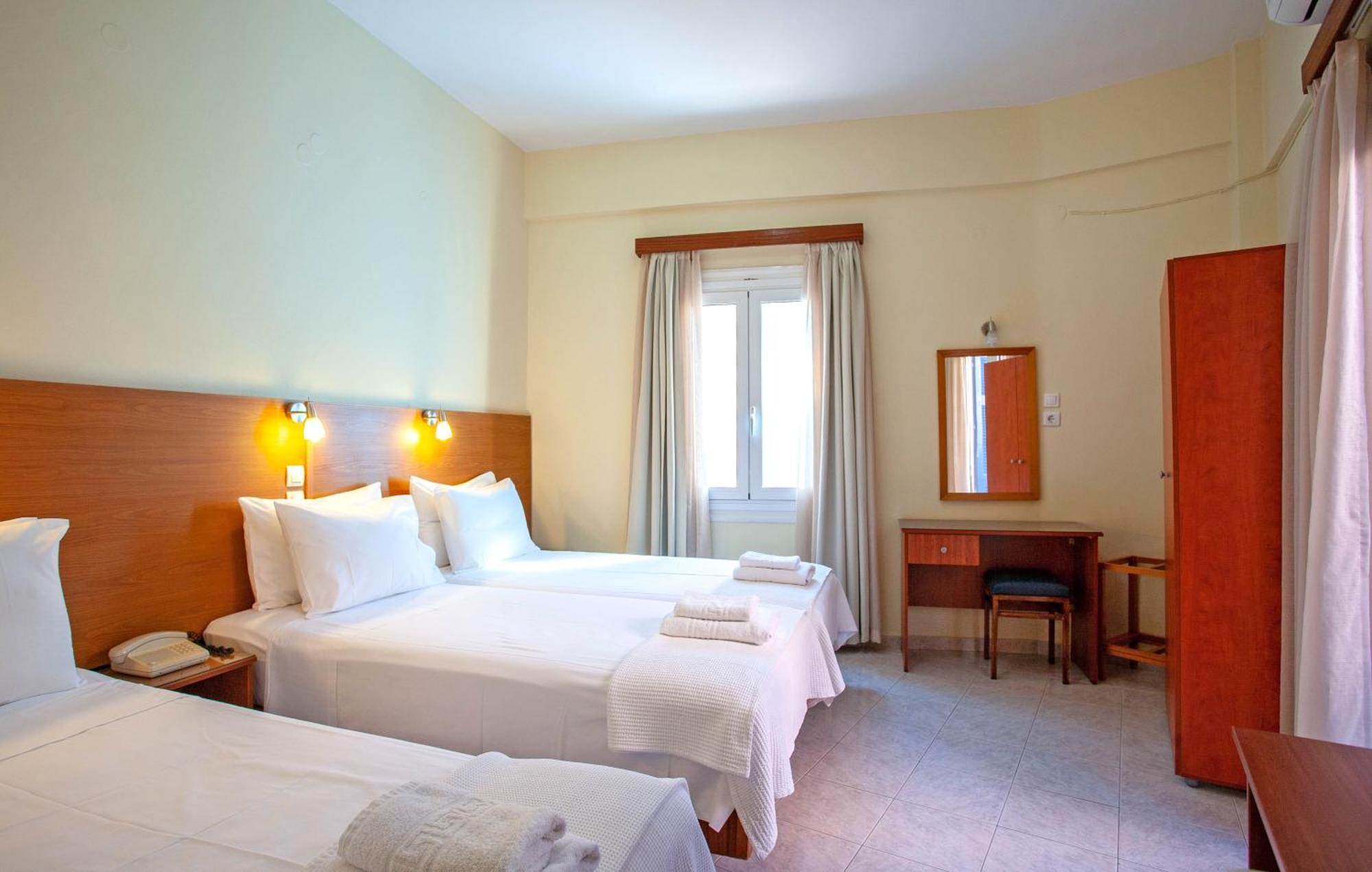 Lucia Hotel Chrissi Akti Chania Exterior foto