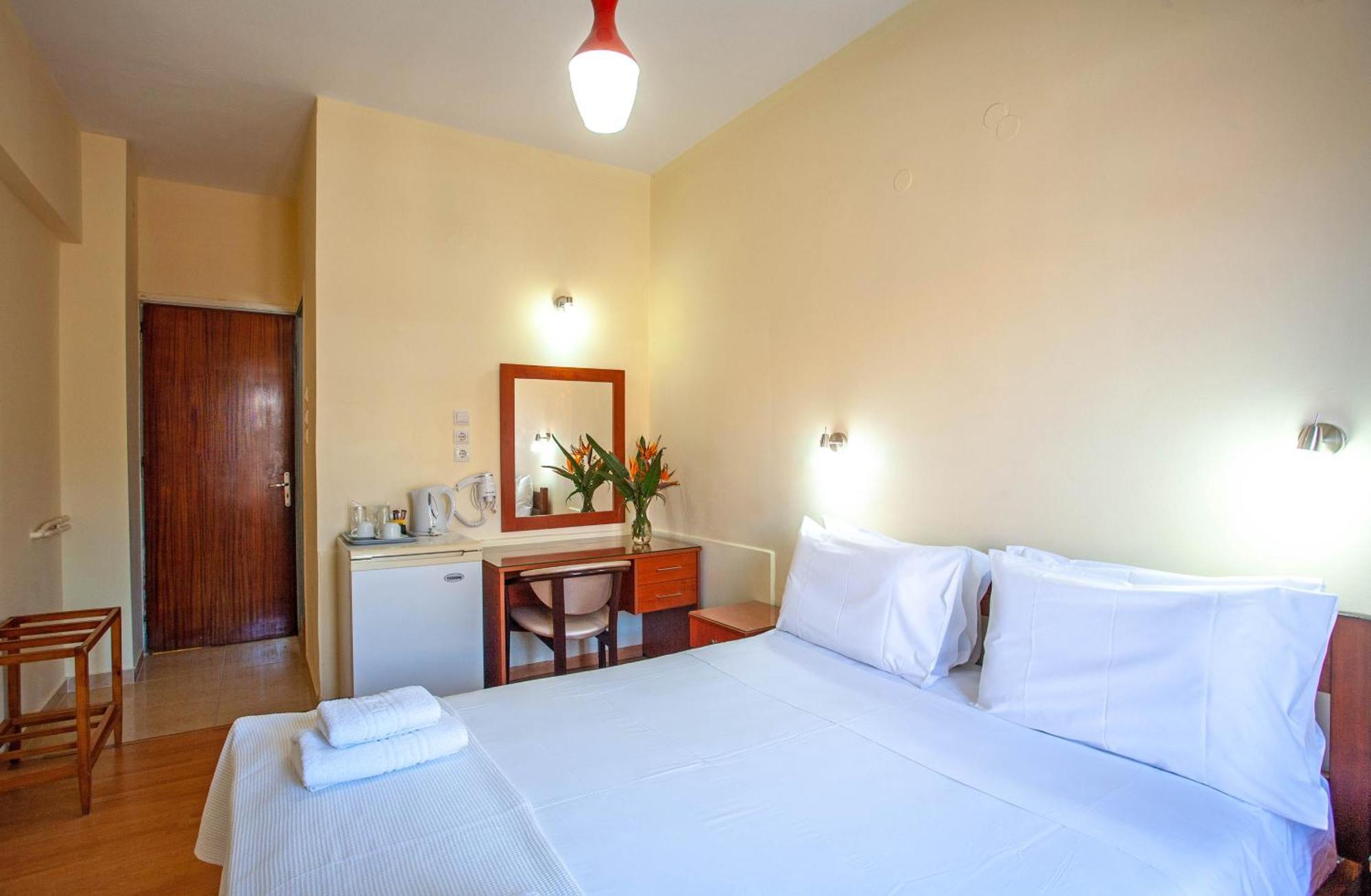 Lucia Hotel Chrissi Akti Chania Exterior foto