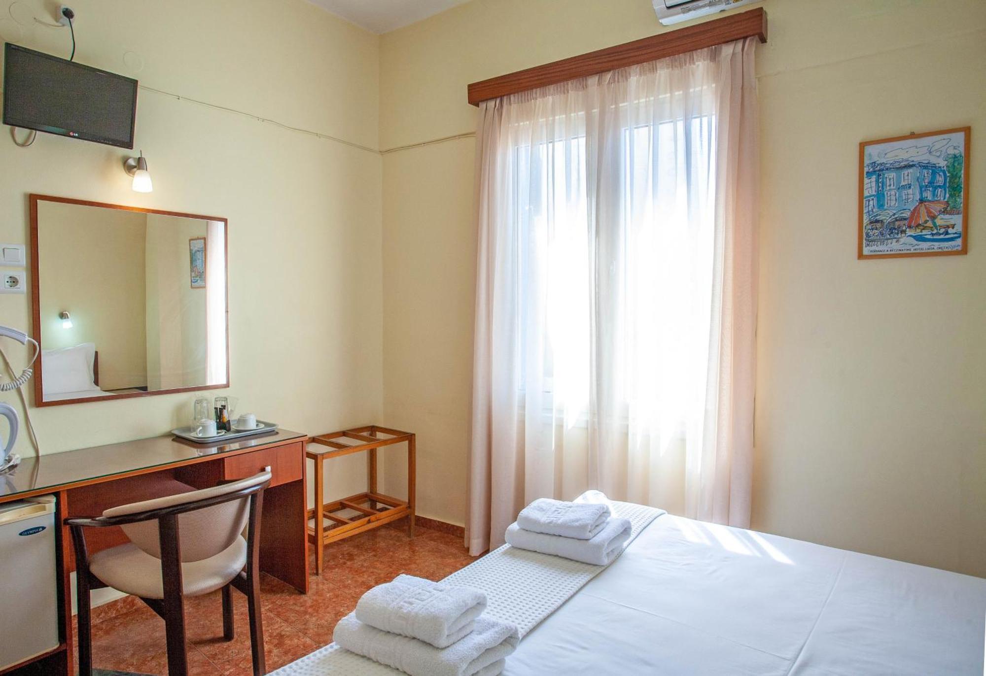 Lucia Hotel Chrissi Akti Chania Exterior foto