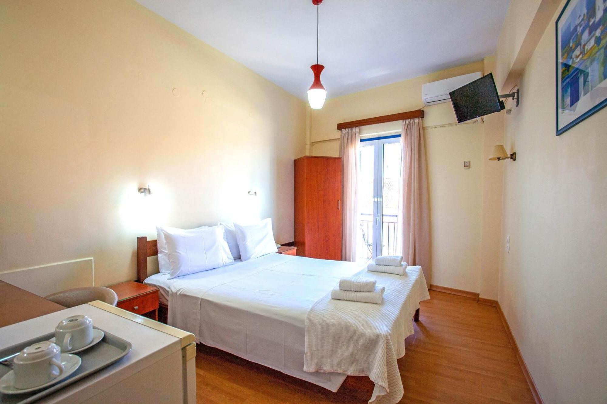 Lucia Hotel Chrissi Akti Chania Exterior foto