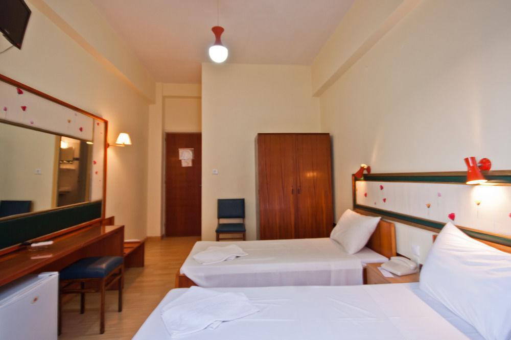 Lucia Hotel Chrissi Akti Chania Exterior foto