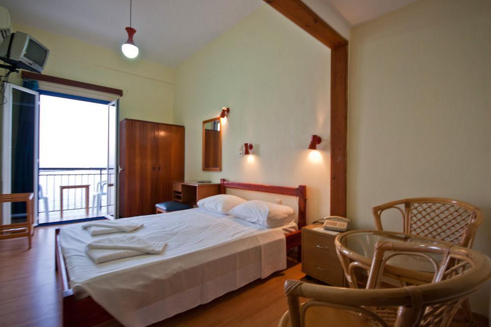 Lucia Hotel Chrissi Akti Chania Exterior foto
