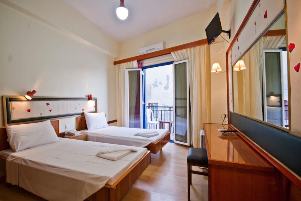 Lucia Hotel Chrissi Akti Chania Exterior foto